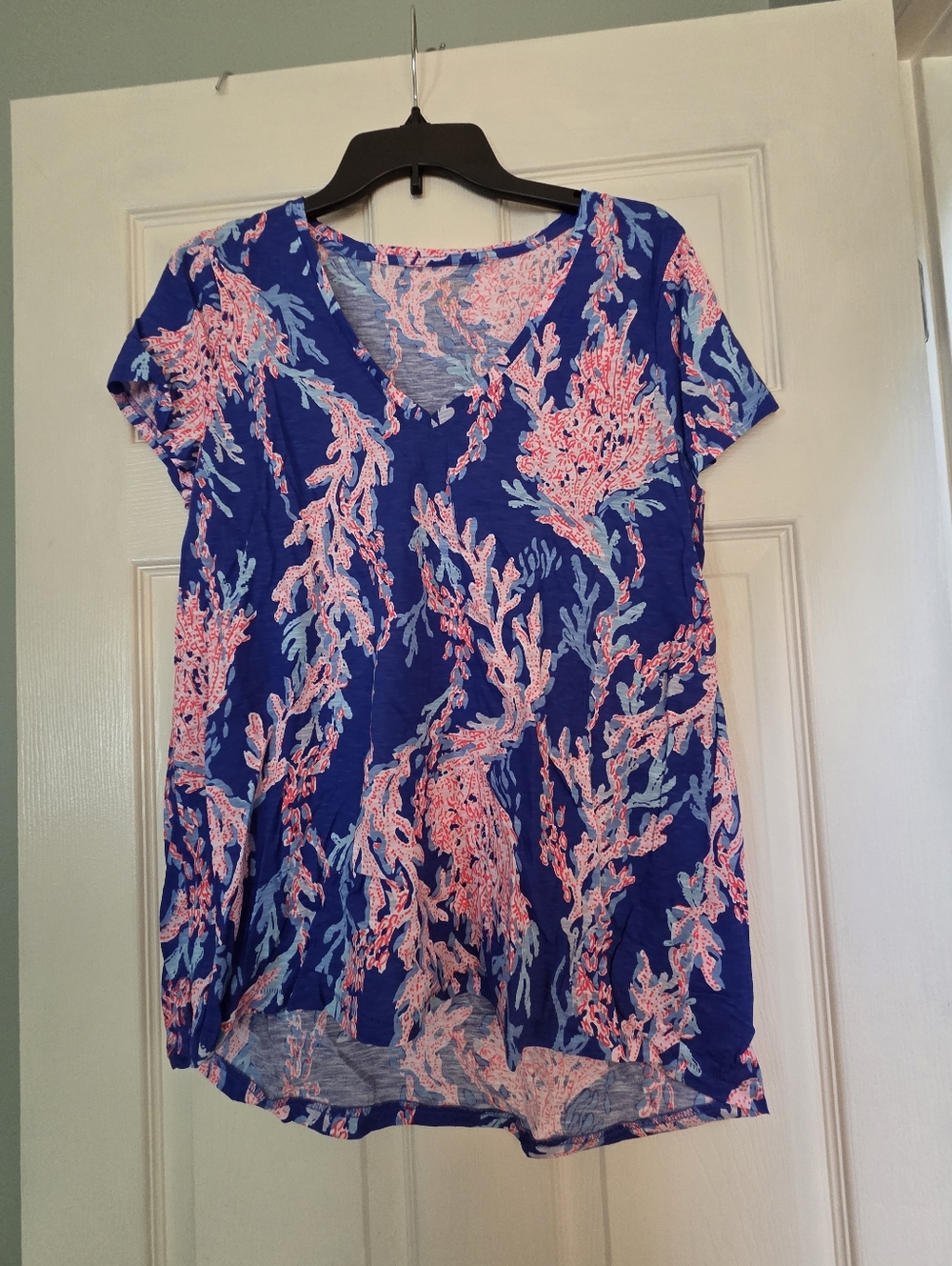 EUC Lilly Pulitzer Etta top Size  Medium, Borealis Blue Sway On Over Print
